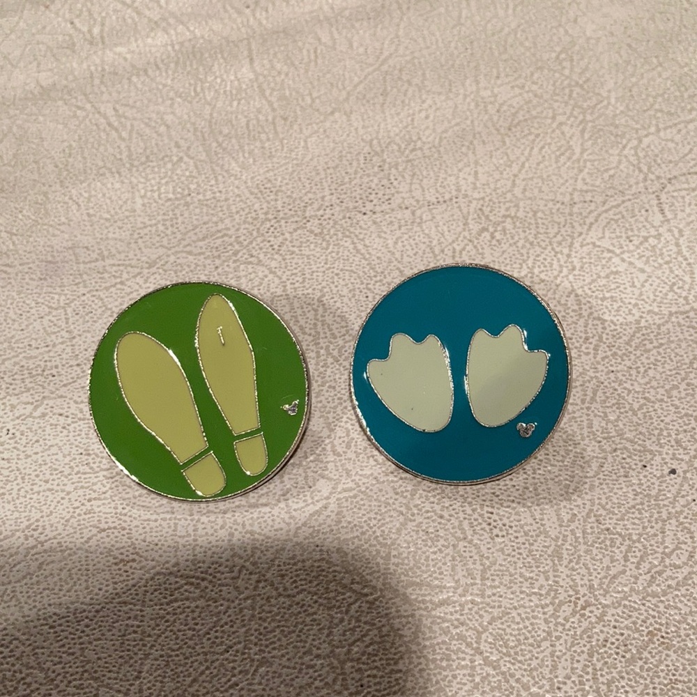 Set of two Disney pins